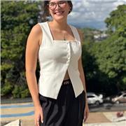 Licence en psychologie, diplômée de l'Université métropolitaine 
Expérience avec les enfants et les adolescents dans les domaines